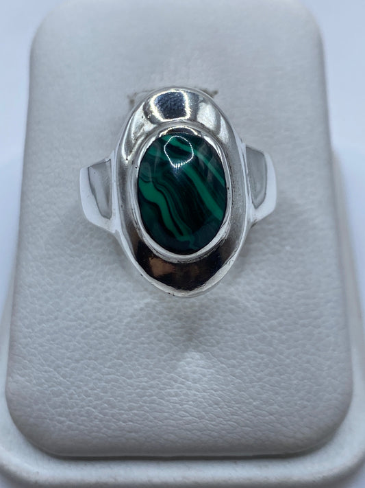Anillo de plata .925 con malaquita verde natural engastada en la mano de una mujer