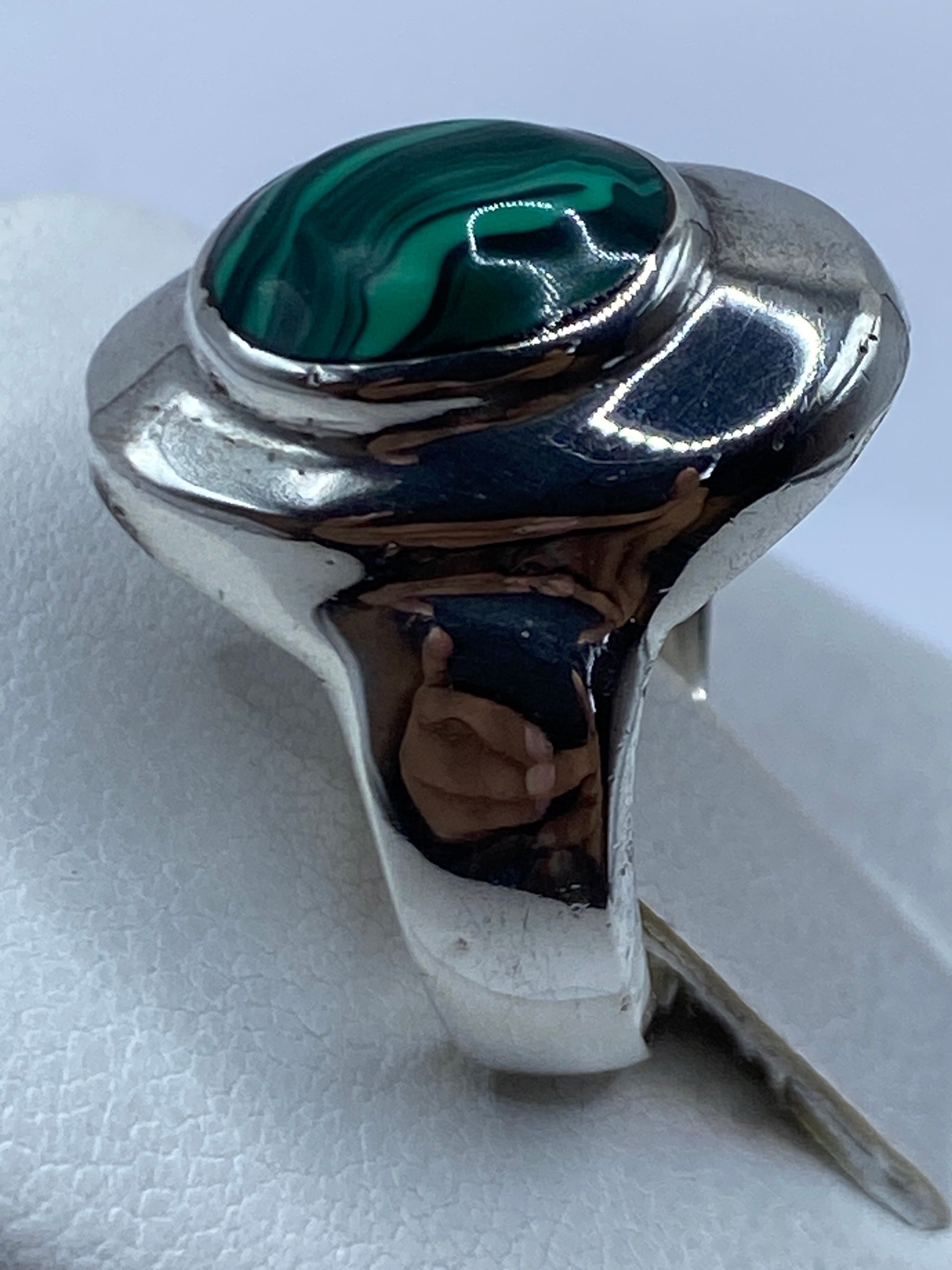 Detalle lateral del anillo donde se ve el engaste a mano y el Quinto .925