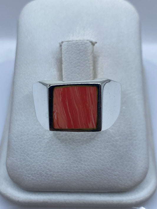 Anillo de plata .925 con coral rojo intenso engastado, vista frontal en estuche blanco