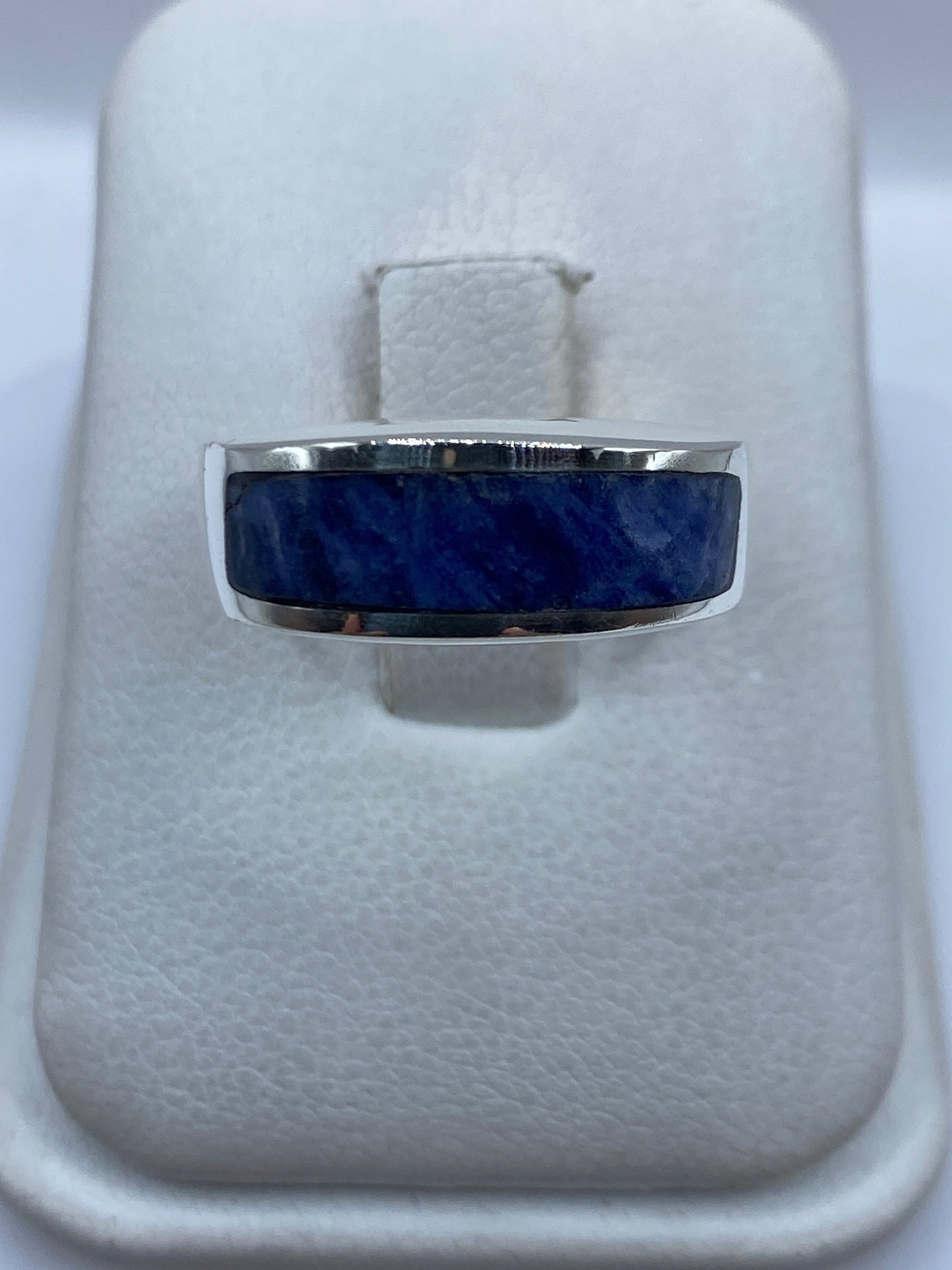 Anillo de plata con lapislázuli azul engastado a mano, vista frontal