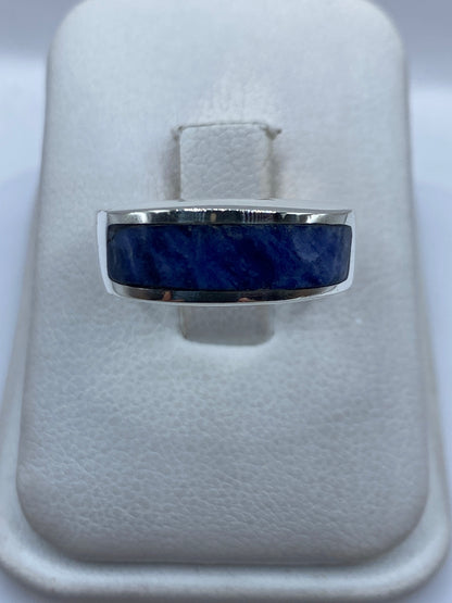 Anillo de plata con lapislázuli azul engastado a mano, vista frontal