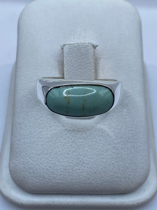 Anillo de plata .925 con turquesa azul cielo engastada en posición frontal
