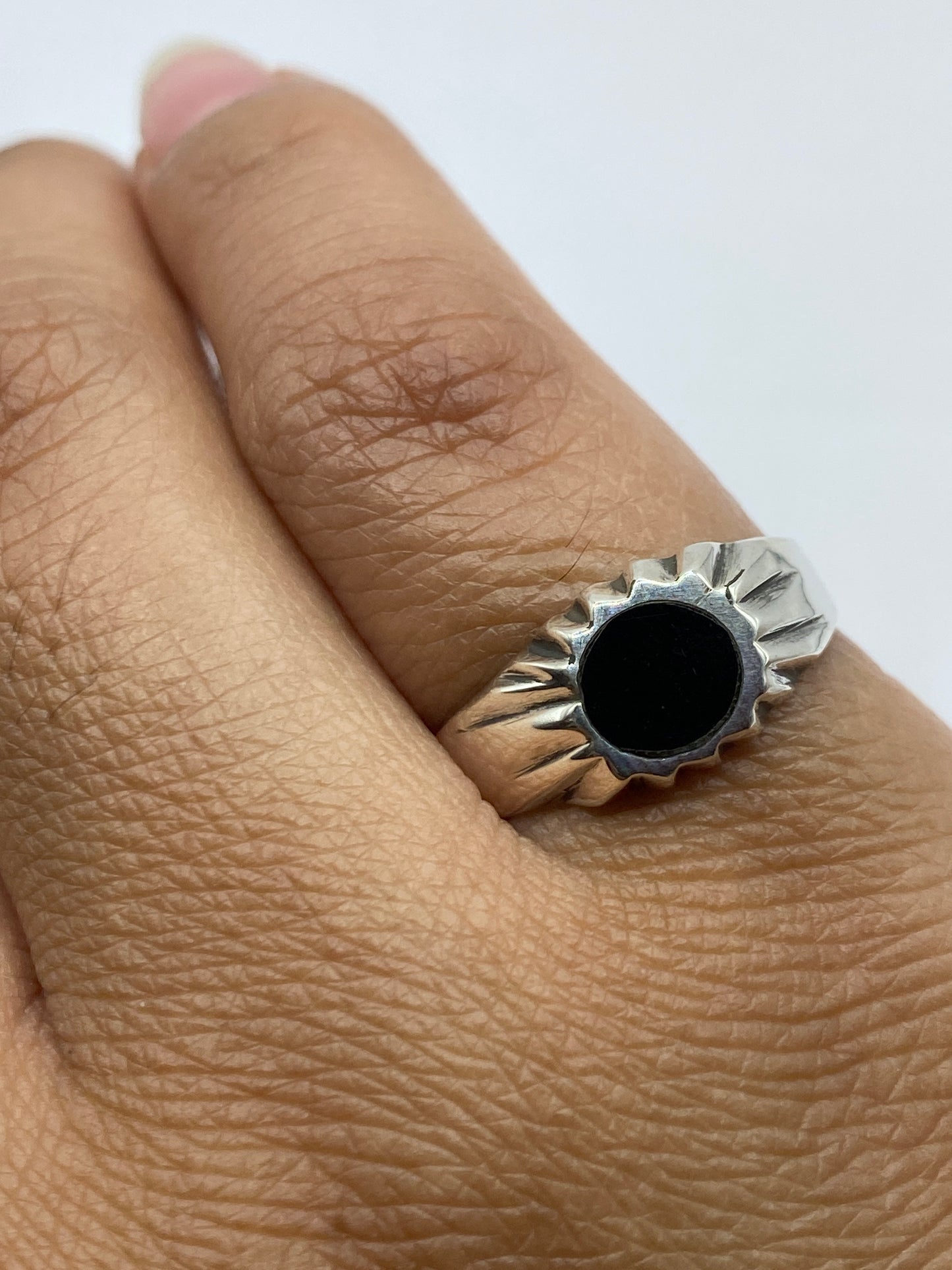 Detalle lateral del engaste a mano y el acabado de la plata .925