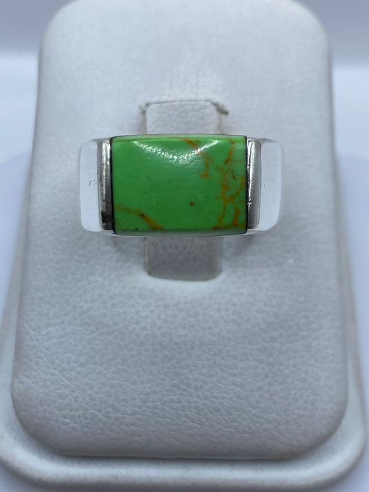 Anillo de plata .925 con piedra verde engastada, vista frontal sobre fondo blanco
