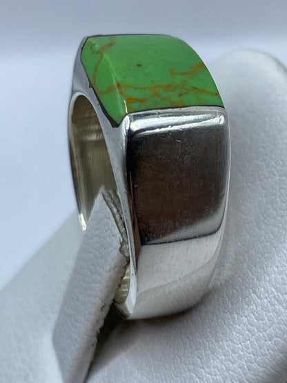 Anillo en la mano mostrando el diseño sólido y la proporción de la piedra