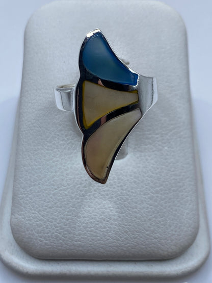 Anillo de plata .925 con perla blanco iridiscente engastada a mano, vista frontal sobre fondo blanco
