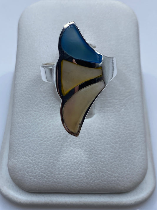 Anillo de plata .925 con perla blanco iridiscente engastada a mano, vista frontal sobre fondo blanco