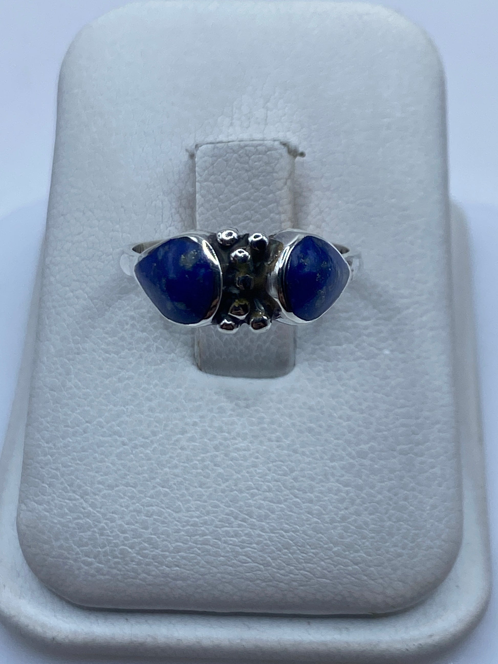 Anillo de plata .950 con dos piedras azules engastadas, vista frontal en estuche blanco