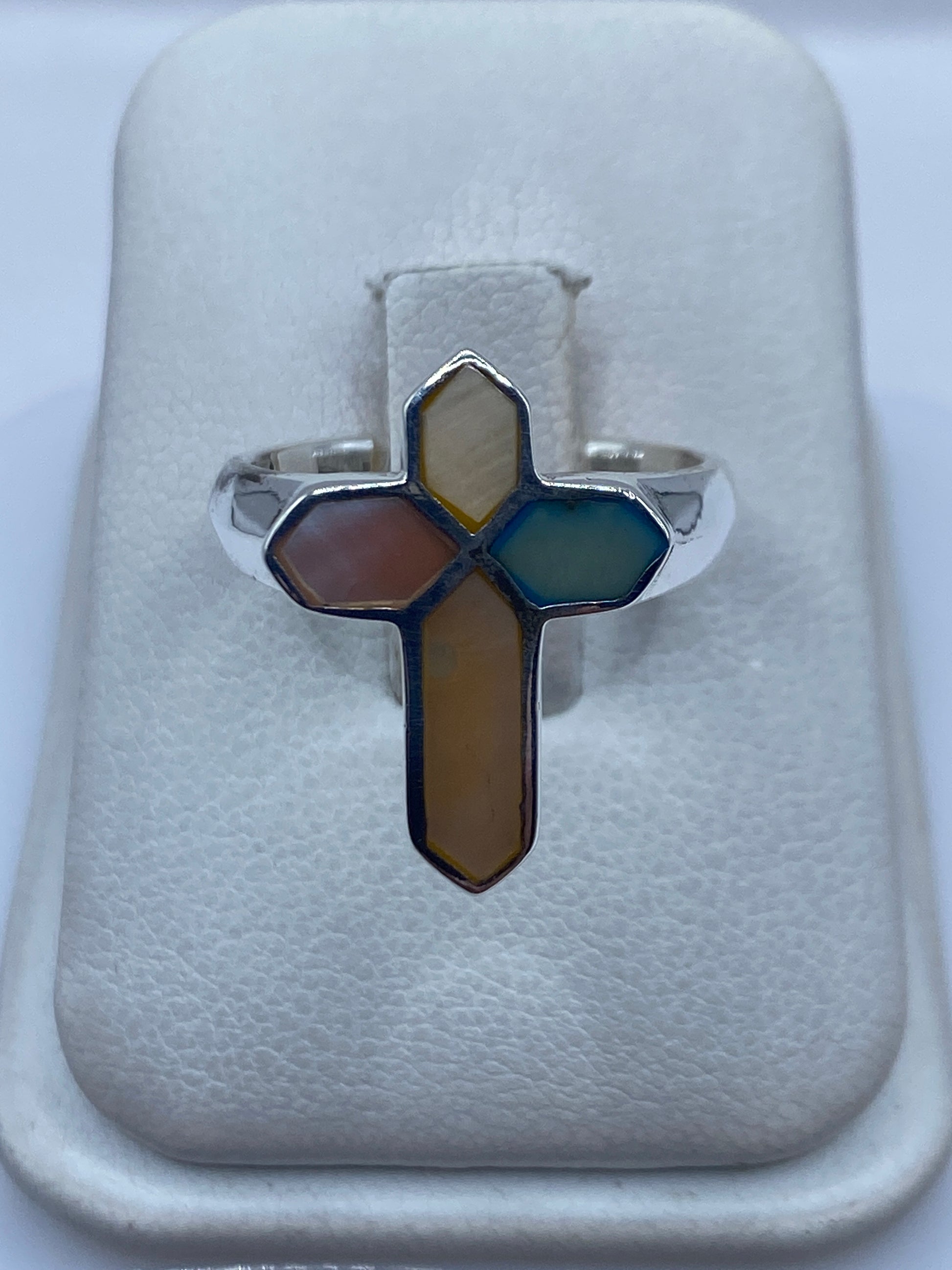 Anillo cruz de plata .925 con perla blanca, onix y ópalo azul — vista frontal