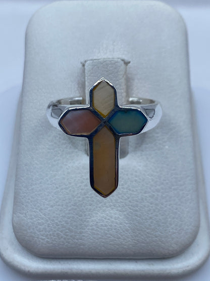 Anillo cruz de plata .925 con perla blanca, onix y ópalo azul — vista frontal