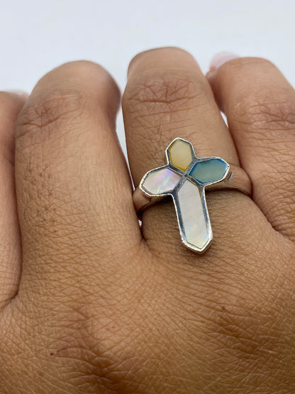Anillo sobre fondo gris mostrando el Quinto .925 y el peso de 5.8 gramos