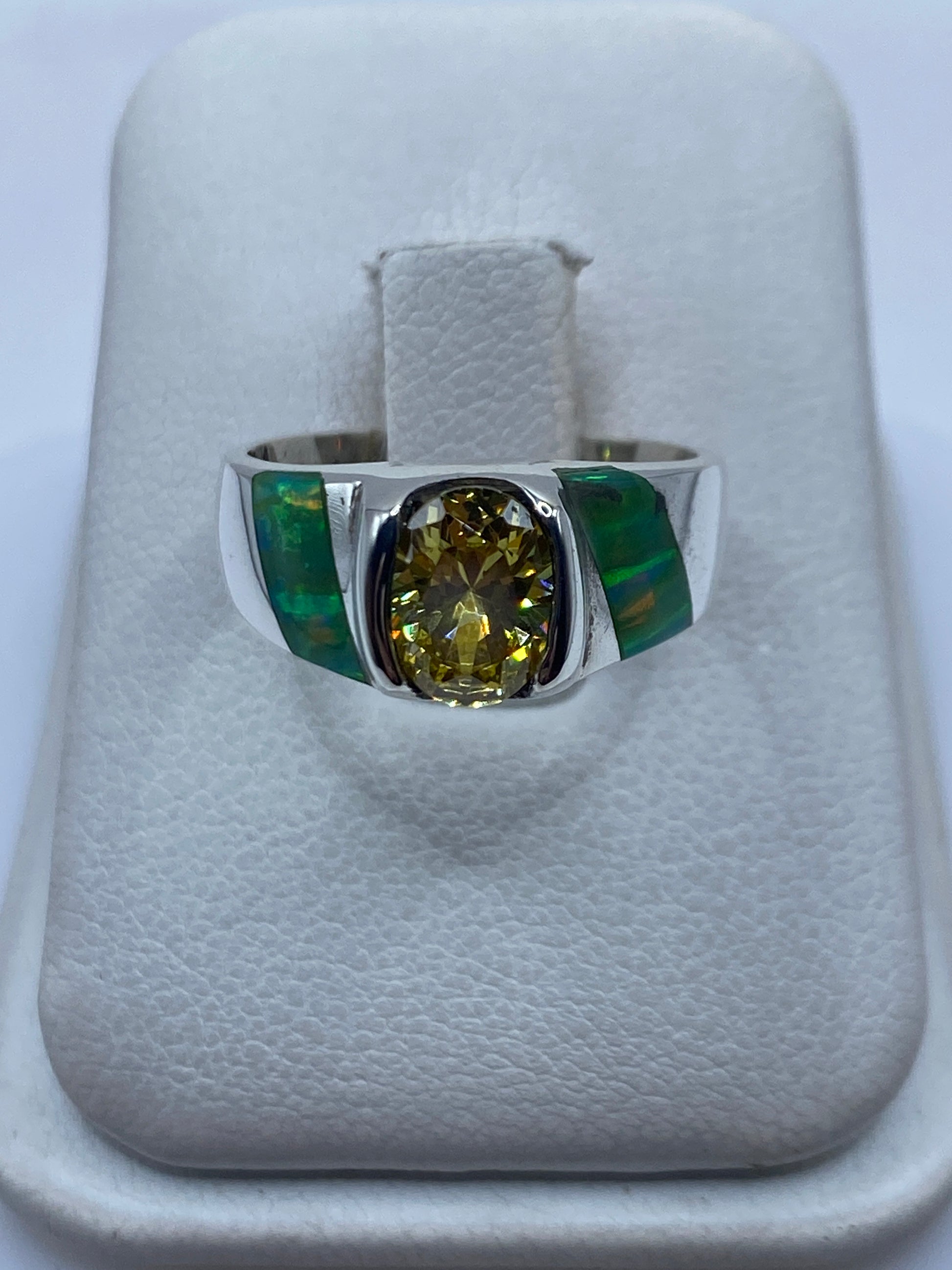 Anillo de plata .950 con ópalo de fuego verde limón engastado a mano, sobre estuche blanco