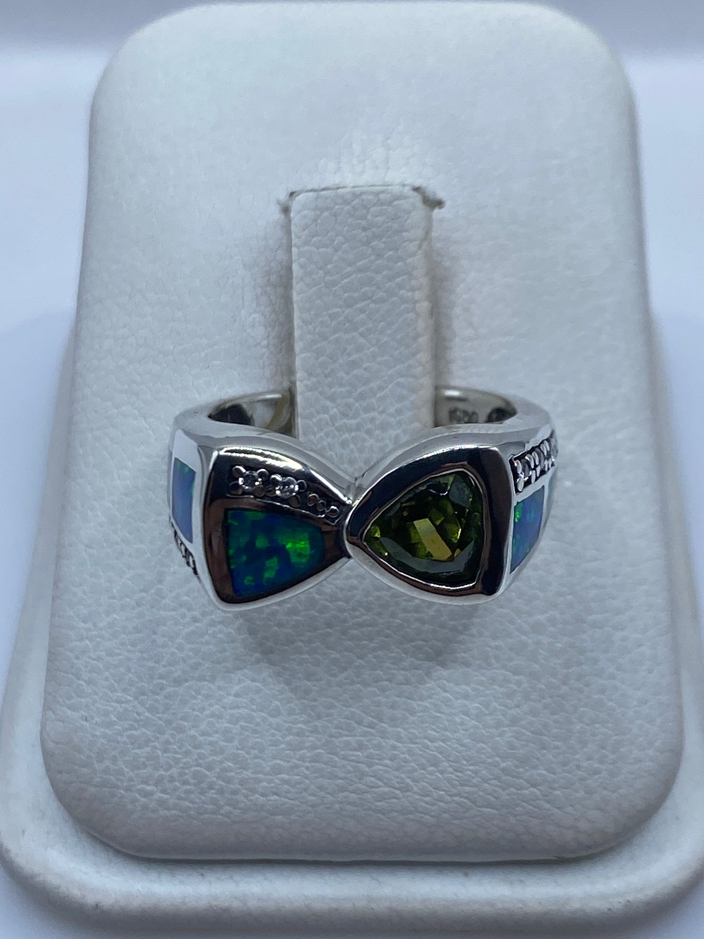 Anillo de plata .925 con ópalo de fuego azul engastado en forma de dos triángulos geométricos