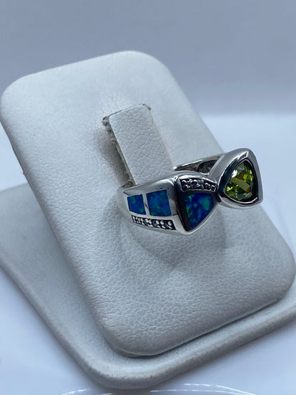 Detalle del ópalo de fuego azul reflejando luz en el anillo de plata de Taxco