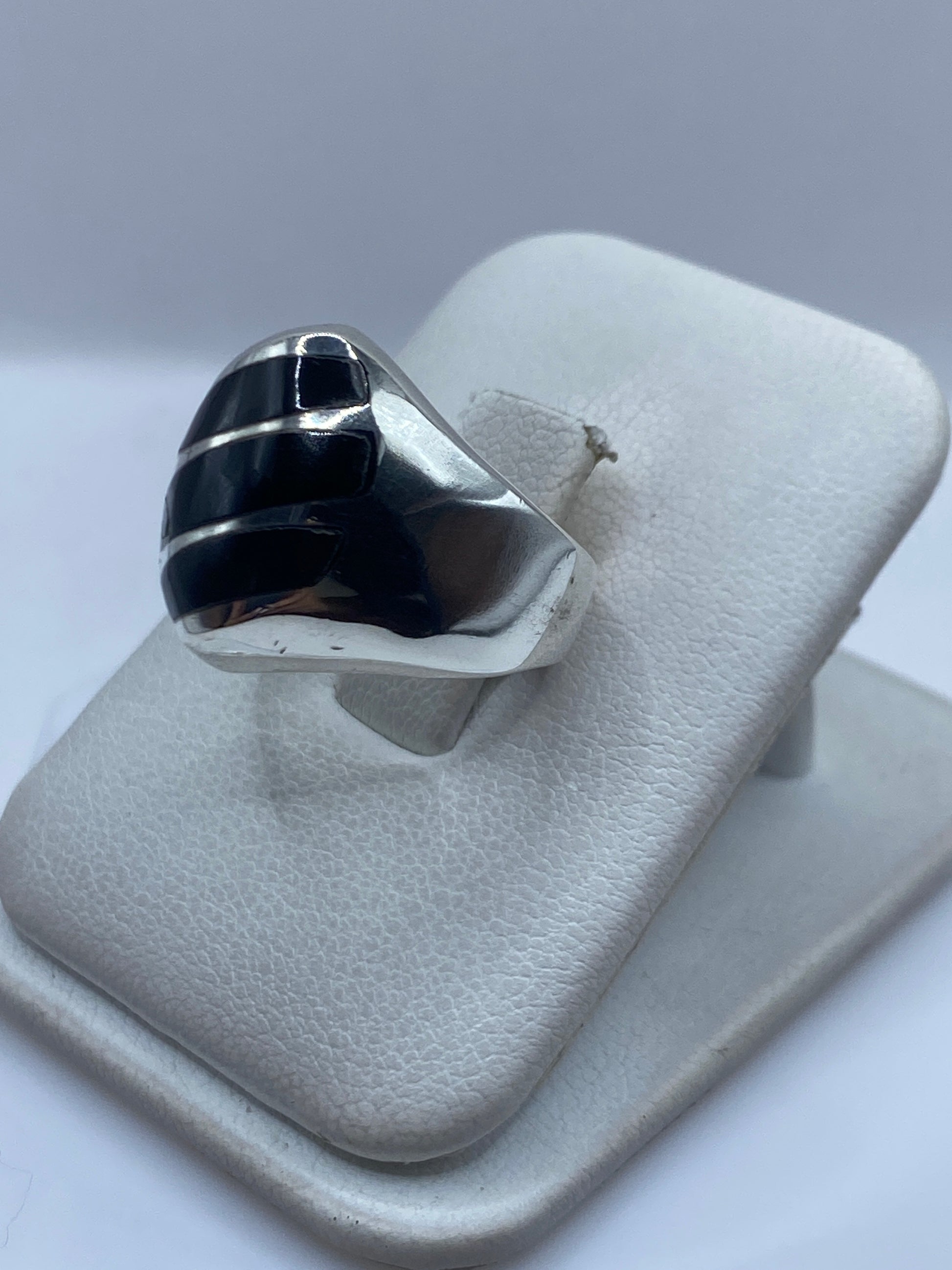 Vista frontal del anillo de ónix negro con detalle del engaste en plata Taxco