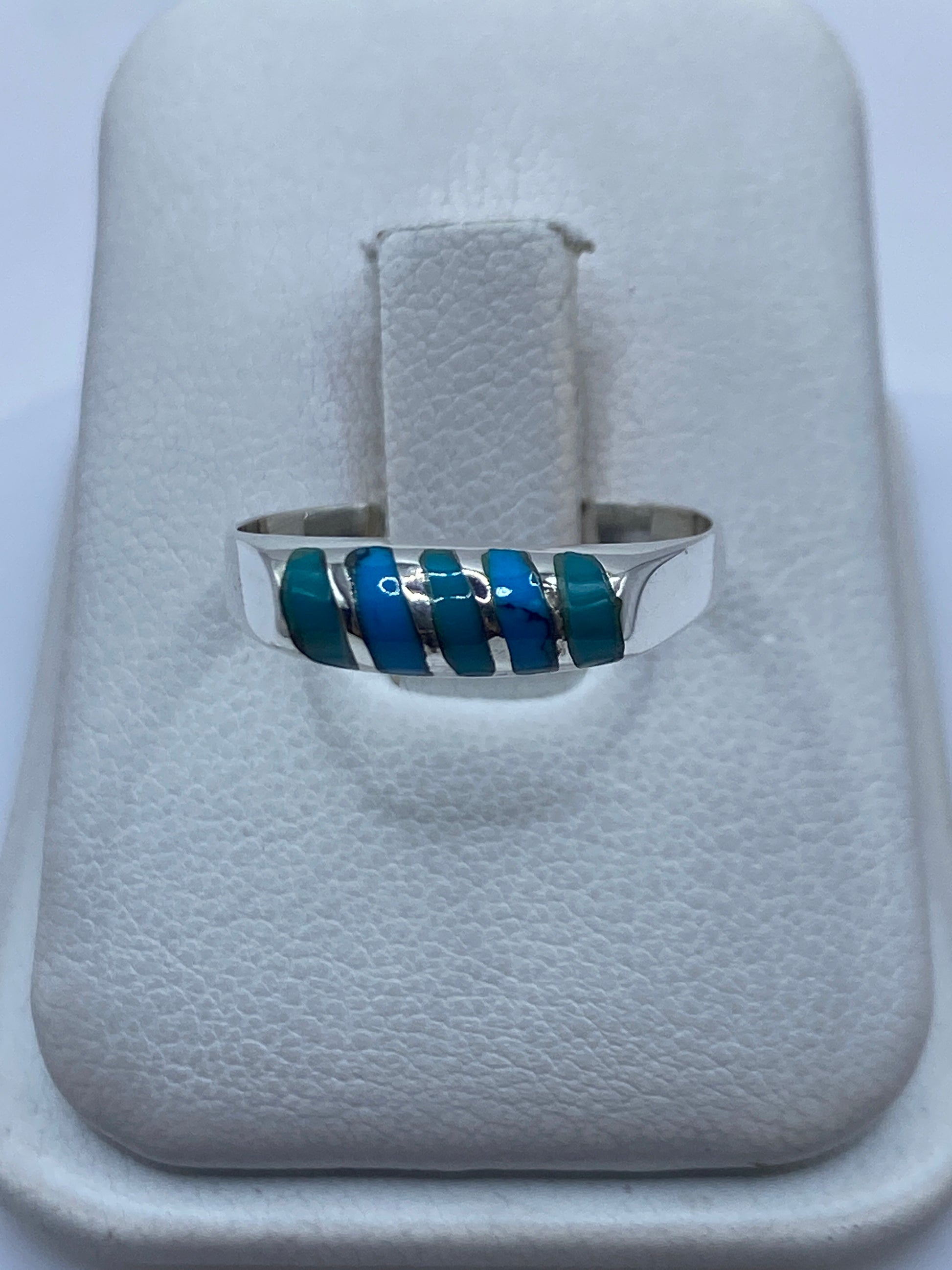 Anillo de plata .925 con turquesa azul cielo engastada, vista frontal sobre estuche blanco
