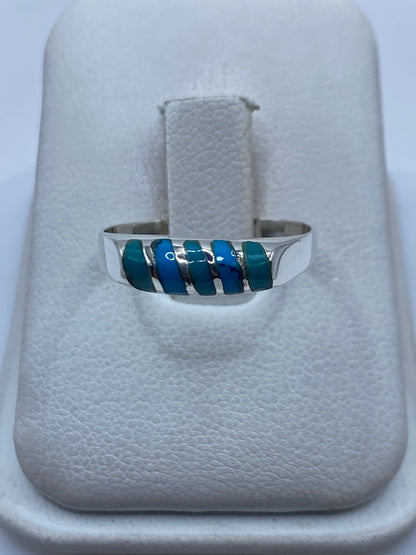 Anillo de plata .925 con turquesa azul cielo engastada, vista frontal sobre estuche blanco