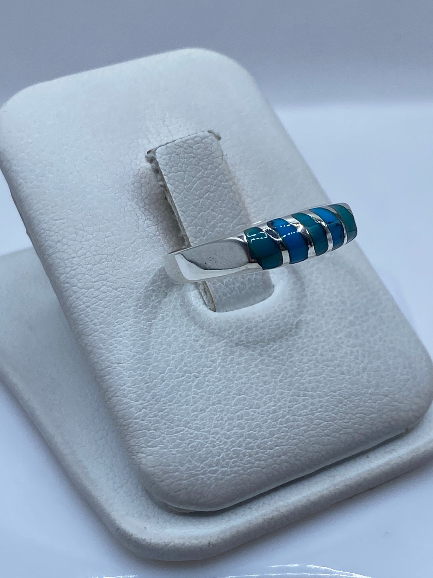 Perfil lateral del anillo minimalista mostrando el engaste de piedra y el pulido de la plata