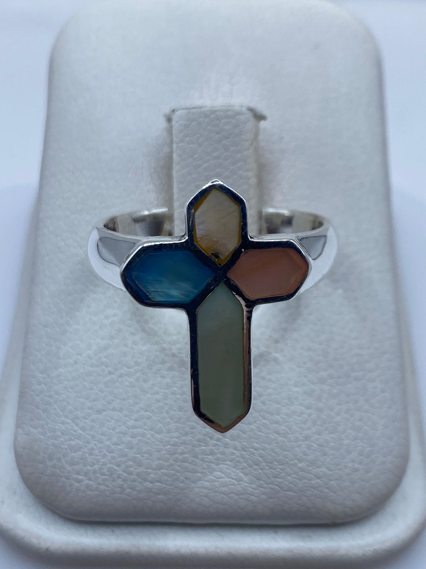 Anillo cruz de plata .925 con piedras azul, beige y marrón en estuche blanco