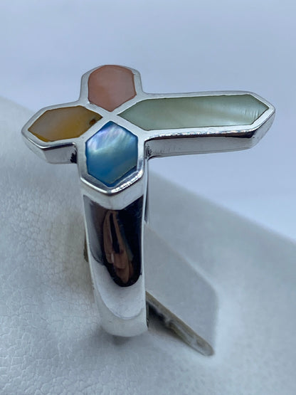 Detalle de las piedras — azul profundo, beige y marrón — engastadas en plata