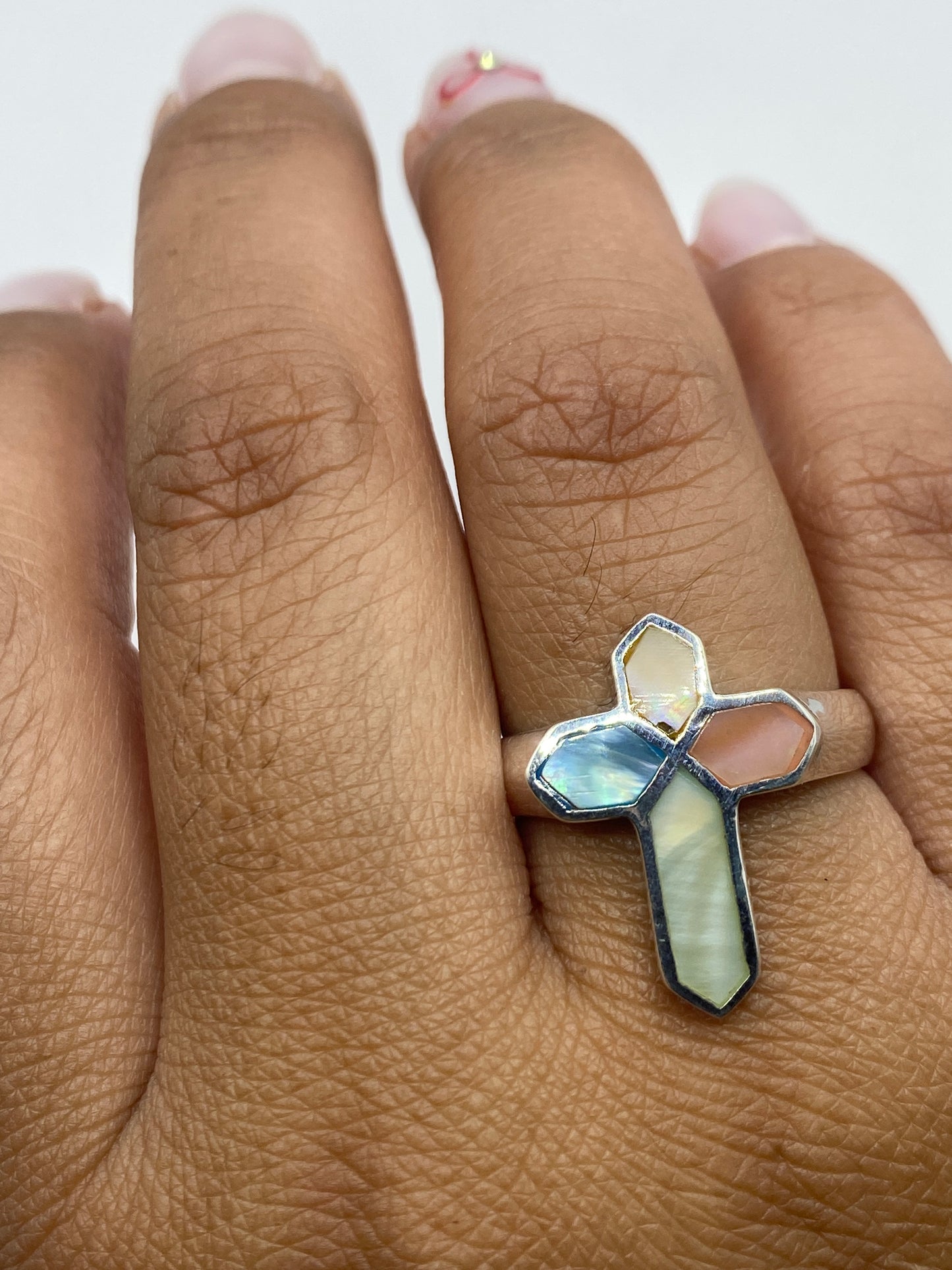 Anillo cruz en dedo mostrando el diseño unisex religioso de Taxco