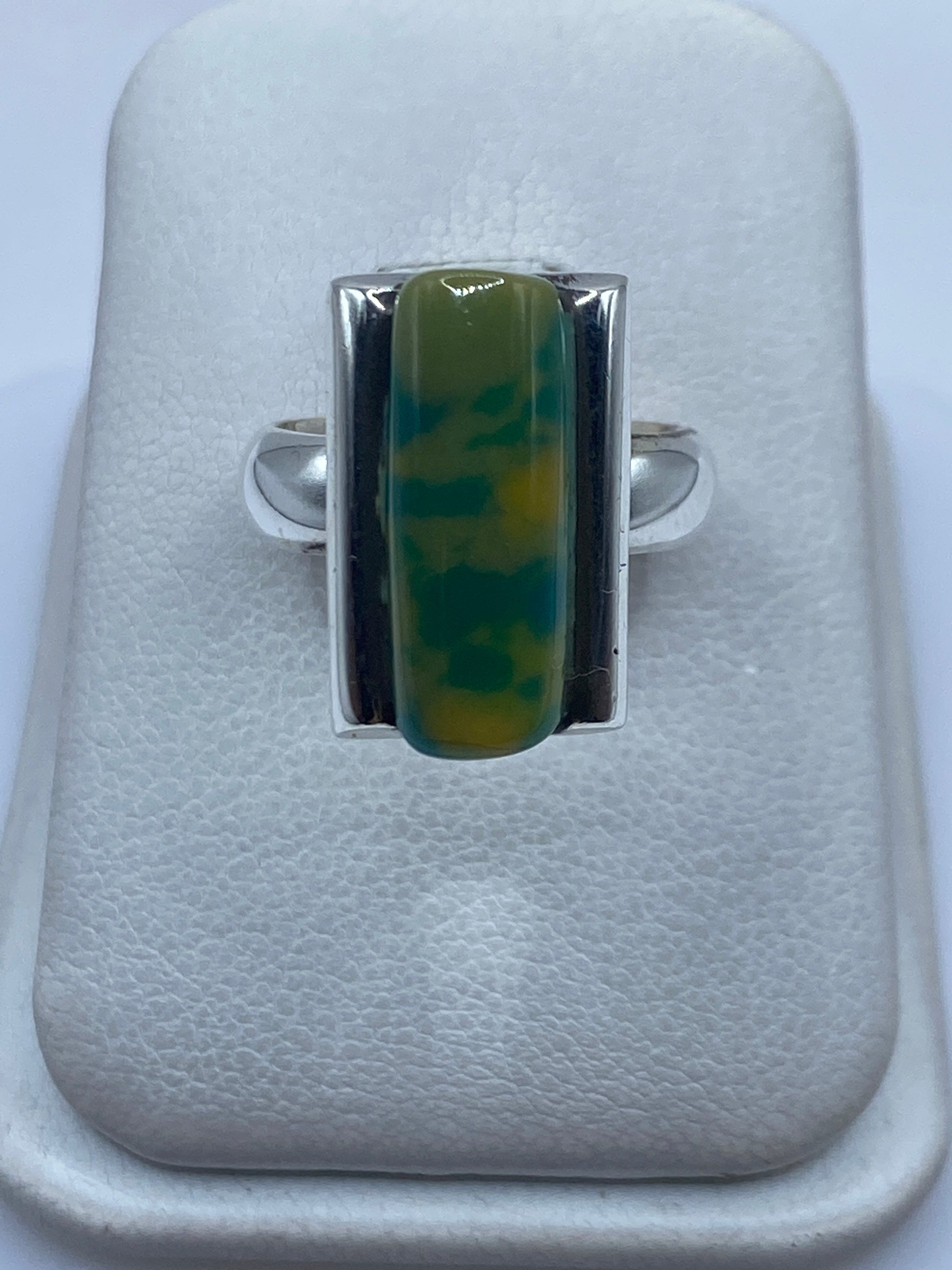 Anillo de plata .925 con piedra amarilla engastada, visto de frente en estuche blanco