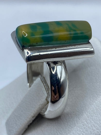 Anillo en la mano mostrando el tamaño y el diseño geométrico minimalista
