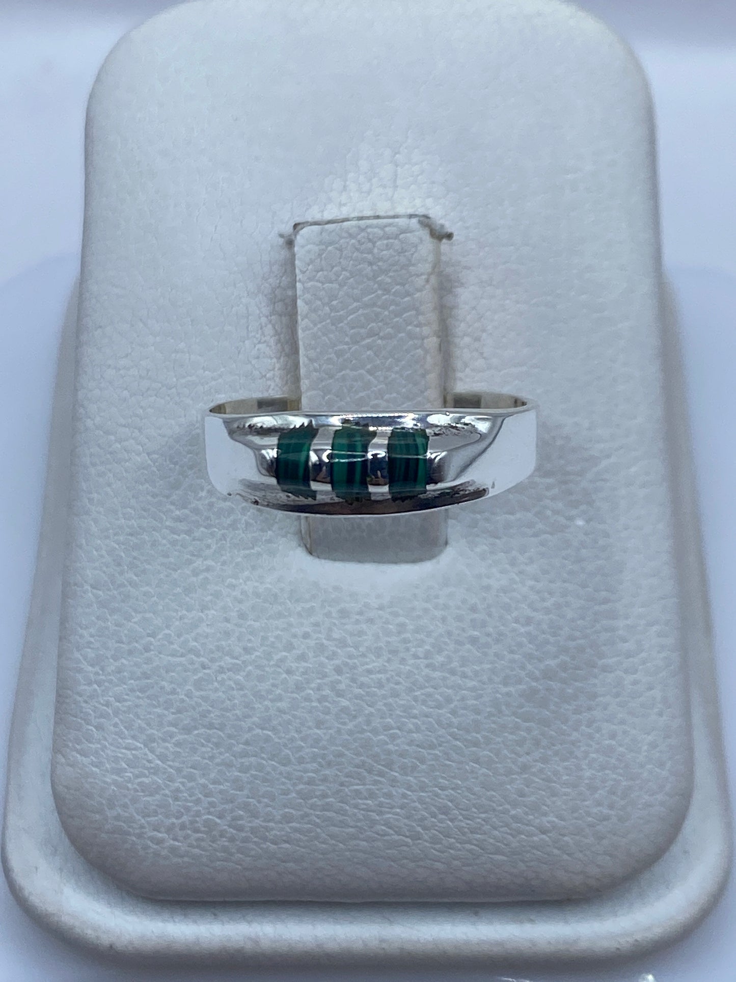 Anillo de plata con malaquita verde engastada, vista frontal en estuche blanco