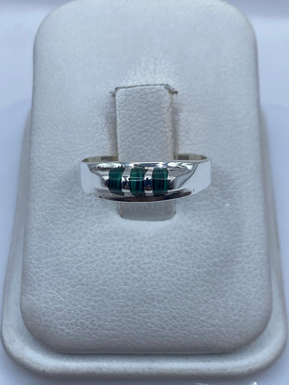 Anillo de plata con malaquita verde engastada, vista frontal en estuche blanco