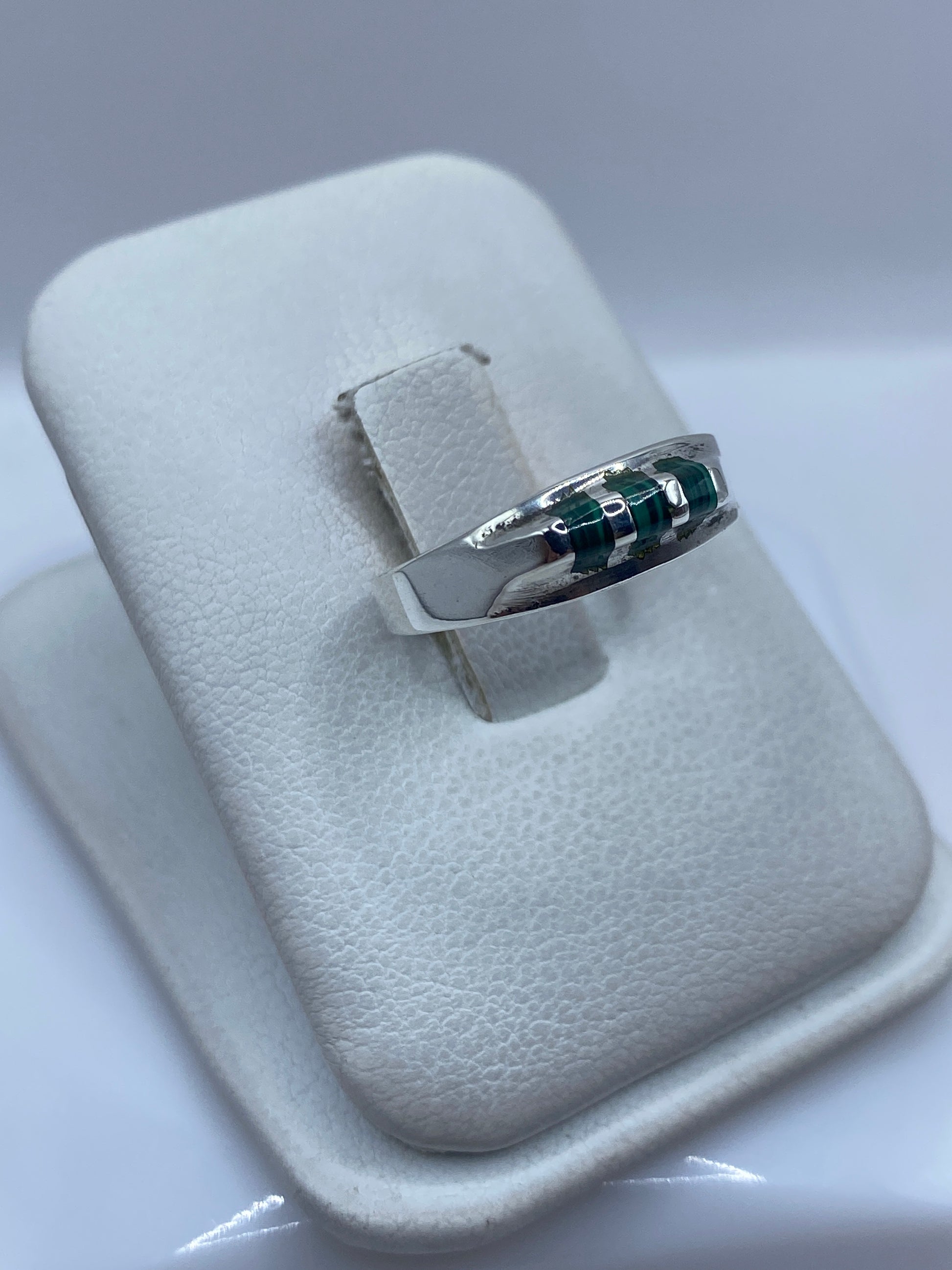 Detalle de la malaquita verde y el engaste a mano en plata .925