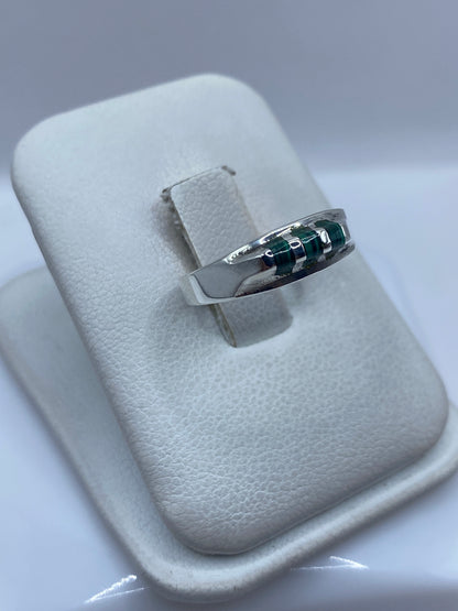 Detalle de la malaquita verde y el engaste a mano en plata .925
