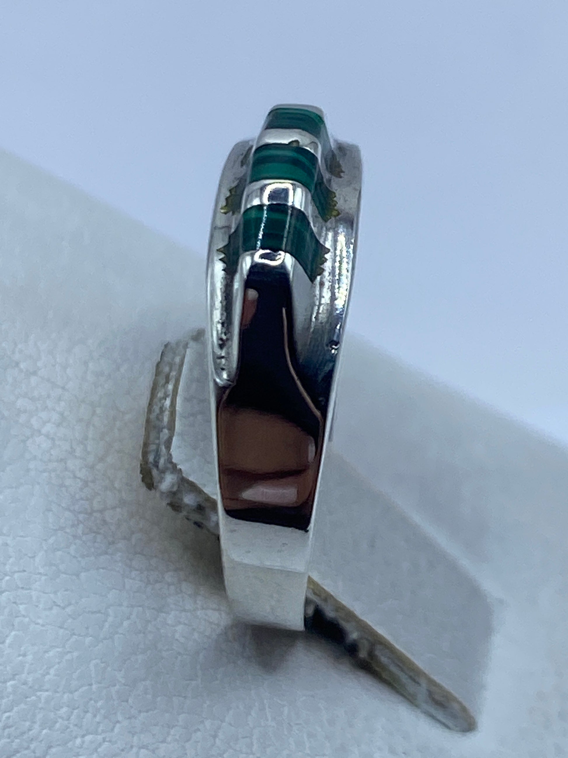 Anillo minimalista unisex en la mano, mostrando el diseño lineal con piedra