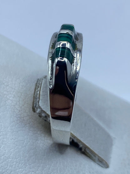 Anillo minimalista unisex en la mano, mostrando el diseño lineal con piedra