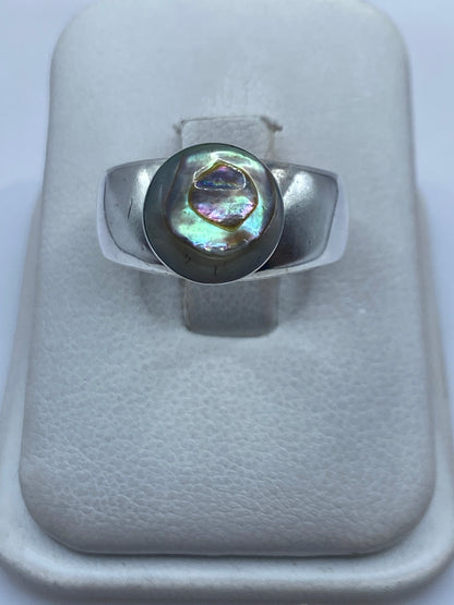 Anillo de plata .925 con piedra engastada, talla 8, vista superior sobre estuche blanco