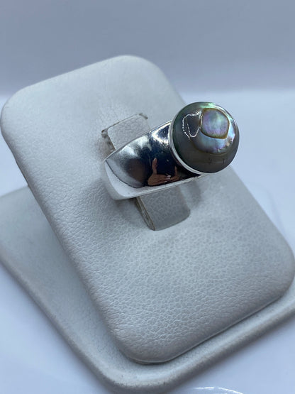 Anillo en perfil mostrando el engaste a mano de la piedra y la geometría minimalista