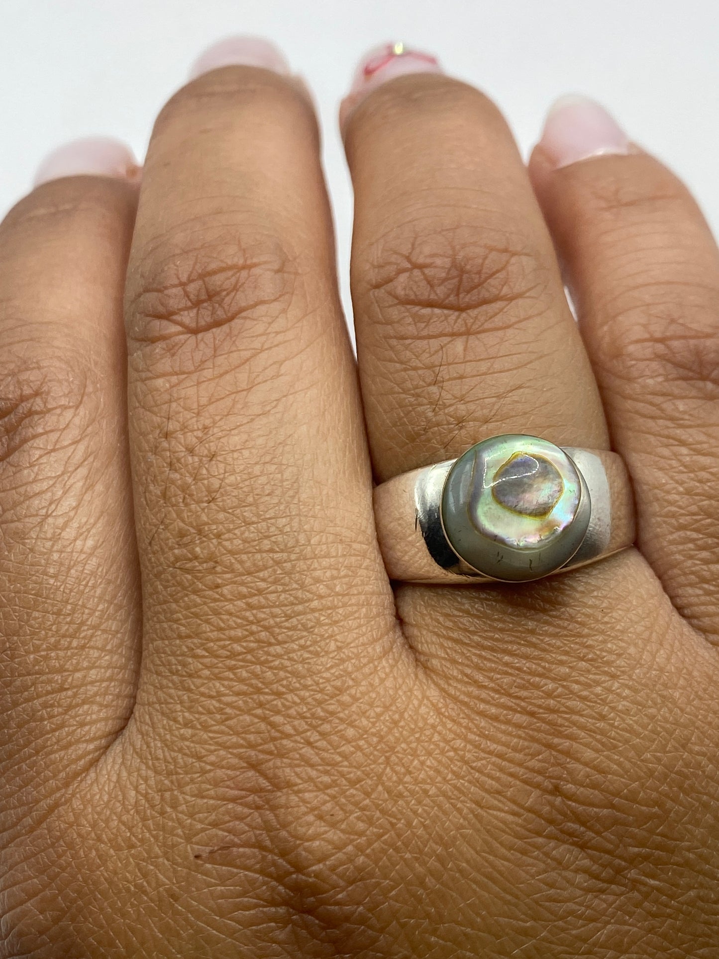 Anillo sobre balanza pesando 8.7 gramos con etiqueta SKU ATA-RIN-000004579