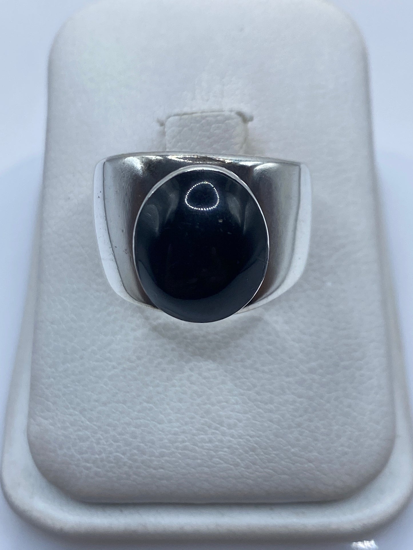 Anillo de plata .925 con ónix negro pulido en estuche blanco