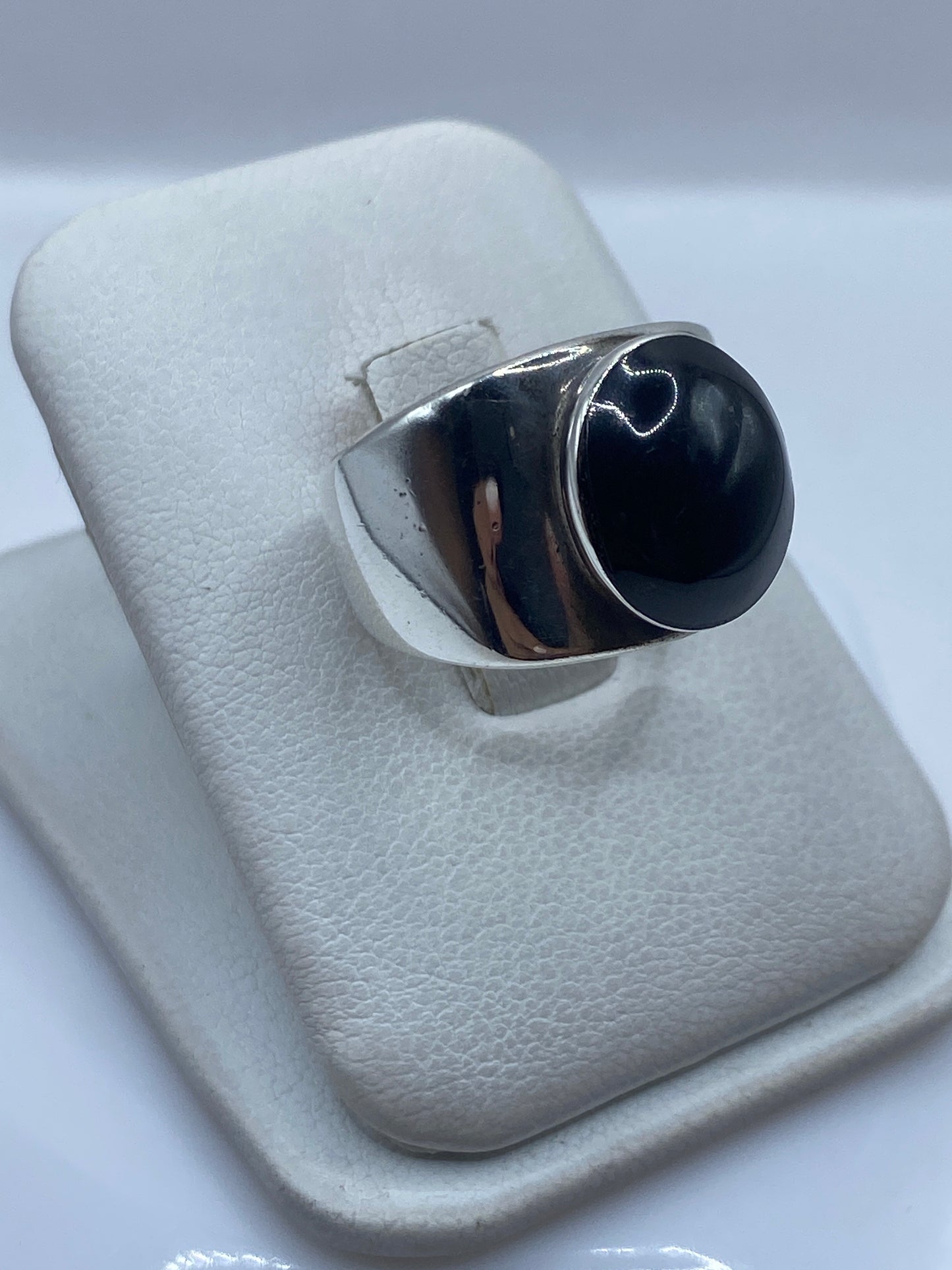 Detalle del anillo de ónix engastado a mano en plata de Taxco