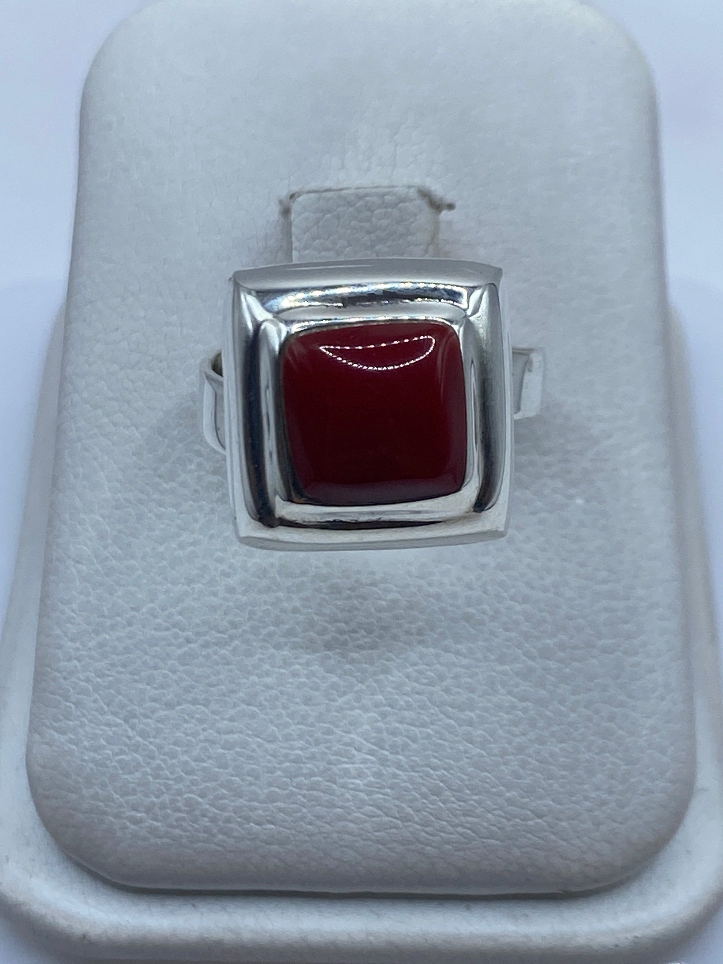 Anillo ajustable de plata .925 con piedra roja en marco cuadrado, visto desde arriba
