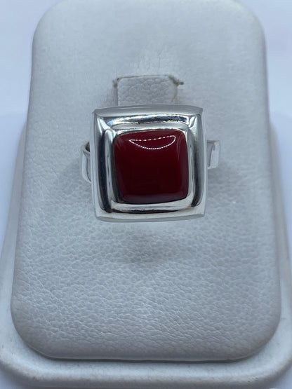 Anillo ajustable de plata .925 con piedra roja en marco cuadrado, visto desde arriba