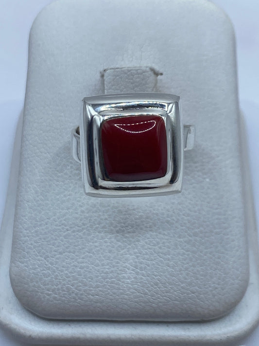 Anillo ajustable de plata .925 con piedra roja en marco cuadrado, visto desde arriba