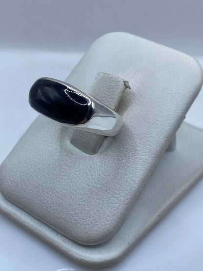 Anillo de ónix en plata, fotografía lateral mostrando el engaste profundo