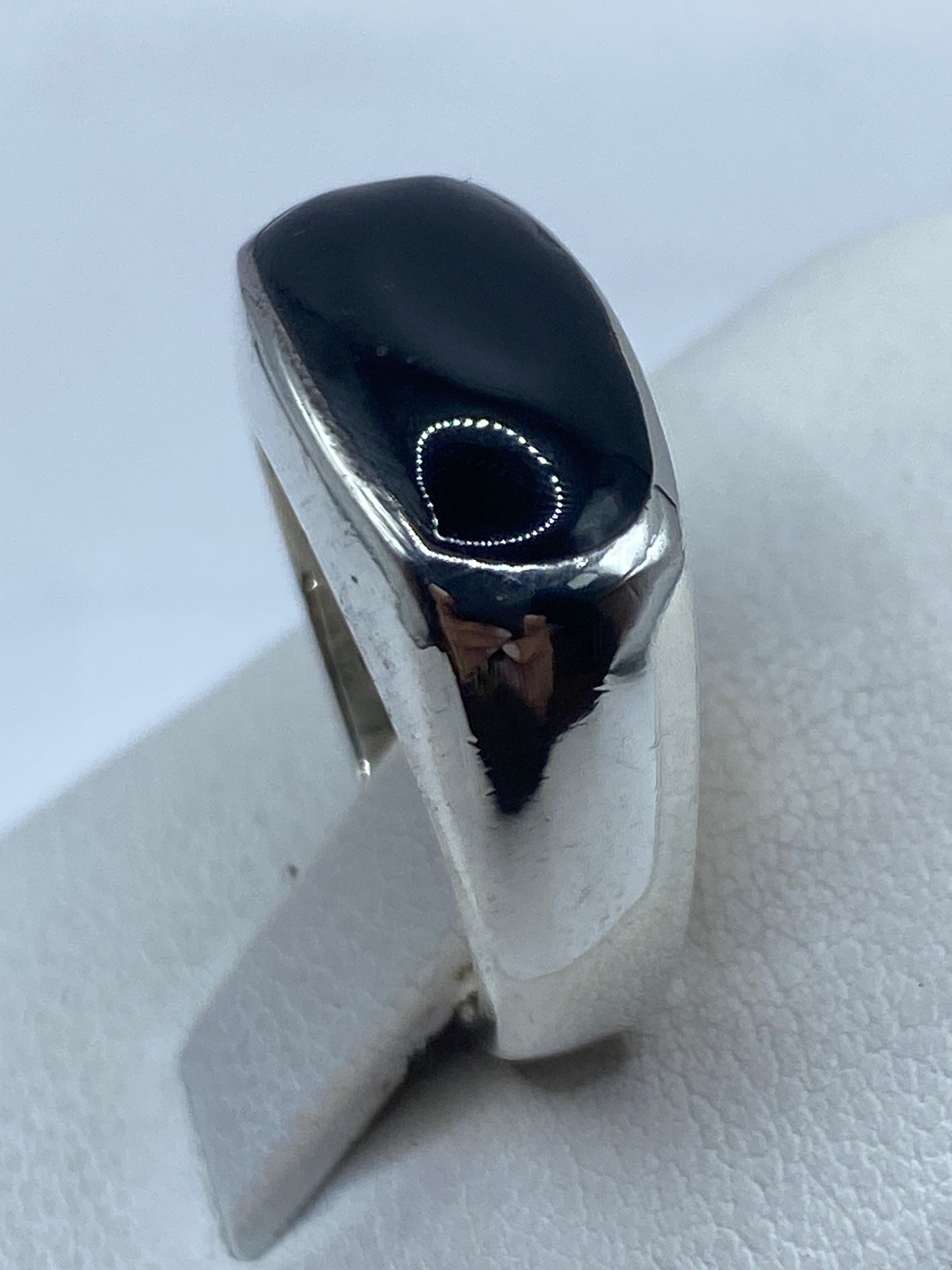 Detalle del ónix negro brillante engastado a mano en plata de Taxco