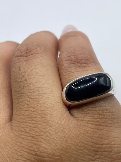 Anillo de ónix puesto en mano, mostrando la elegancia minimalista del diseño