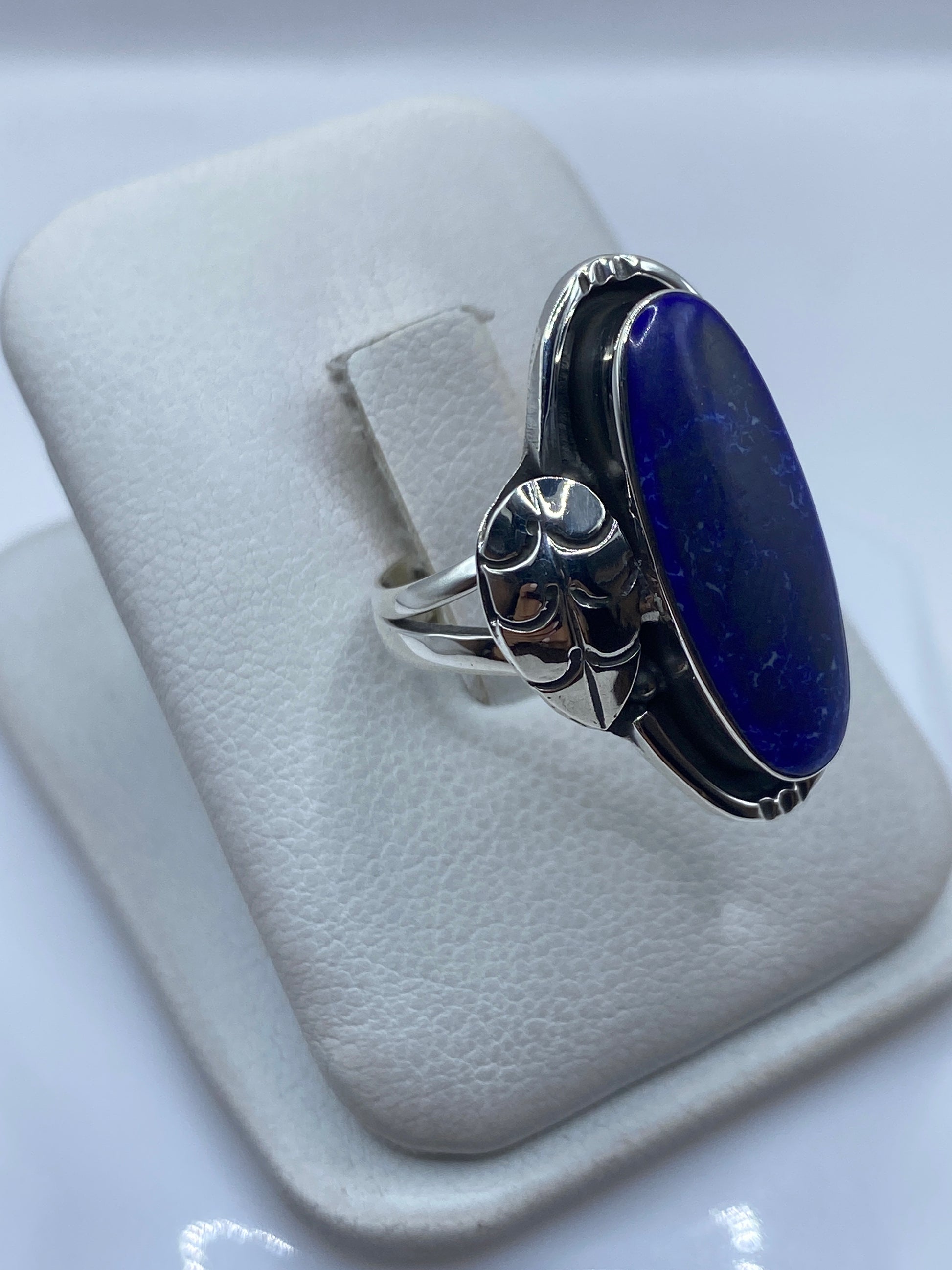 Anillo de plata .925 con piedra azul en vista lateral, mostrando el engaste artesanal