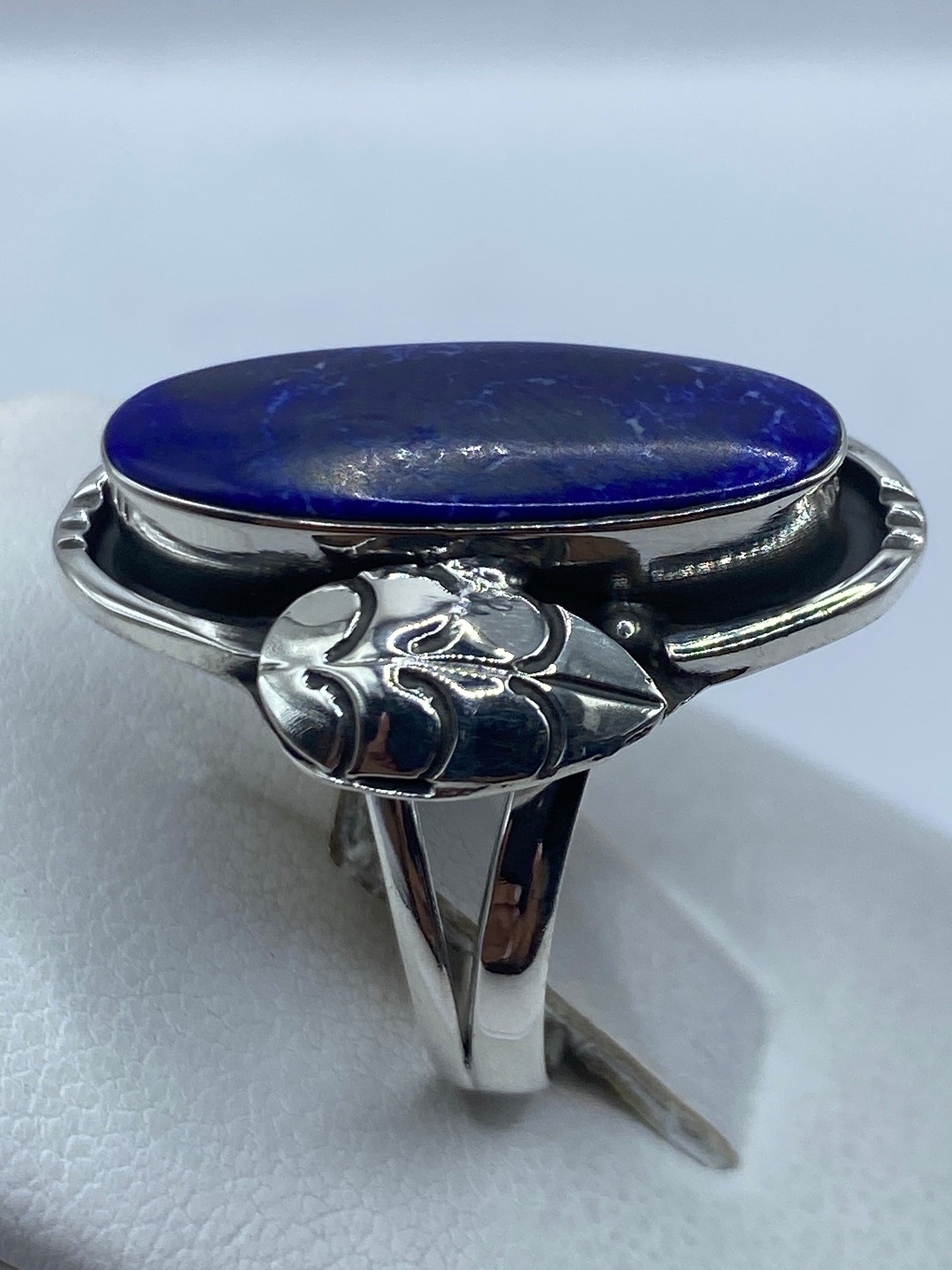 Detalle del engaste a mano y la profundidad de la piedra azul