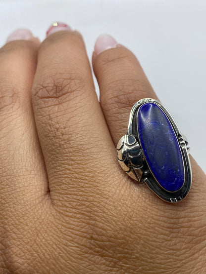 Anillo en dedo, mostrando el brillo y elegancia del solitario azul