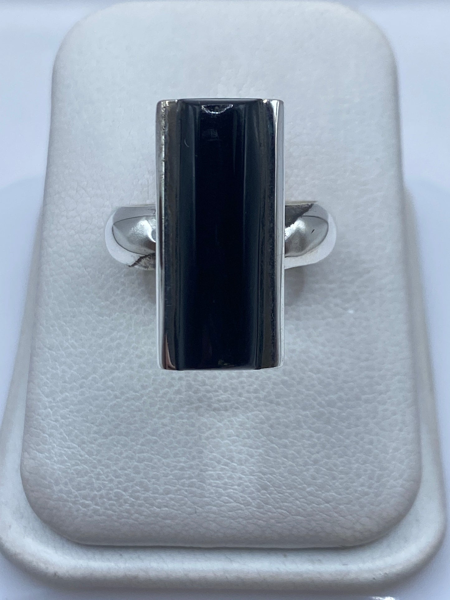 Anillo de plata con ónix negro engastado en estuche de presentación blanco