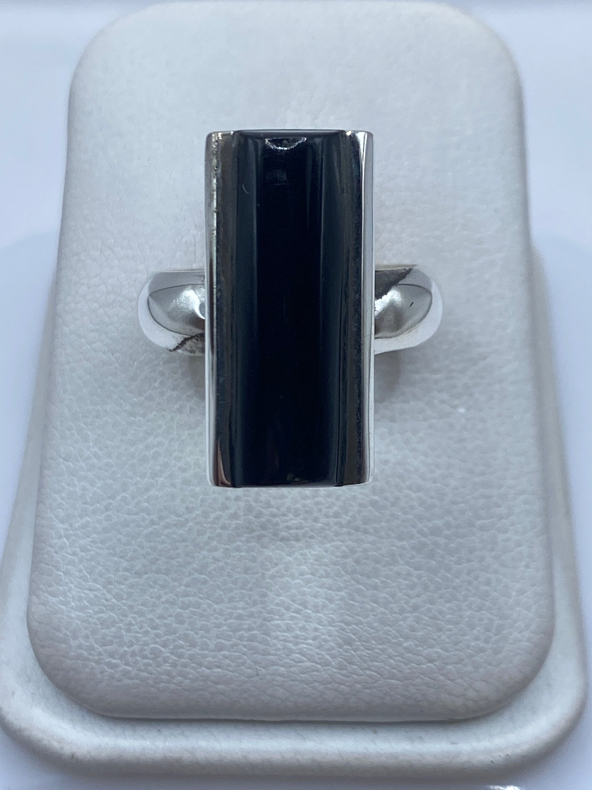 Anillo de plata con ónix negro engastado en estuche de presentación blanco