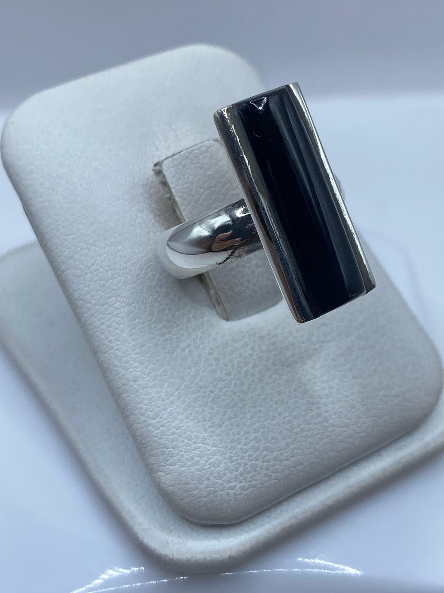 Vista frontal del anillo de plata .925 con piedra de ónix negra pulida